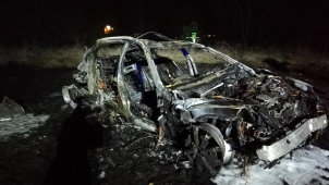 Auto ve vysoké rychlosti nabouralo a začalo hořet