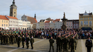 Slavnostní přehlídka zaplnila budějovické náměstí
