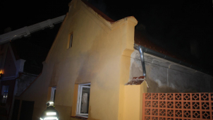 V Hluboké nad Vltavou hořela střecha