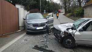 U Nové Olešné bourala dvě osobní auta