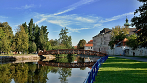 Lidé bez domova pomáhají uklízet Budějovice