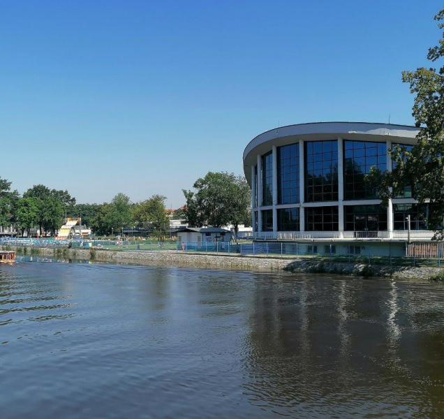 Teplé počasí láká lidi na plovárnu