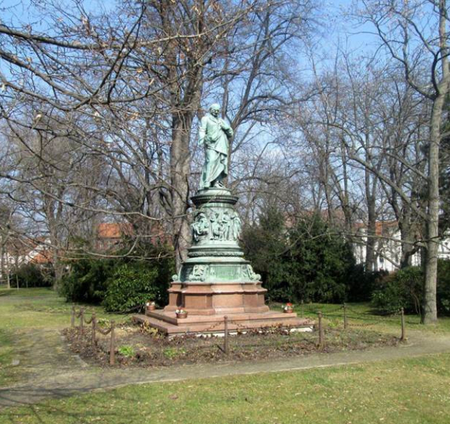 Pomník vltavského admirála září čistotou