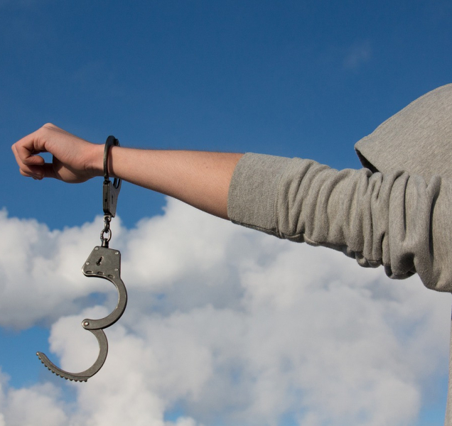 Strážníci poznali v jedoucím taxíku celostátně hledaného muže