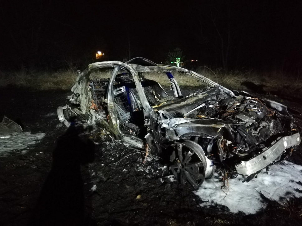 Auto ve vysoké rychlosti nabouralo a začalo hořet