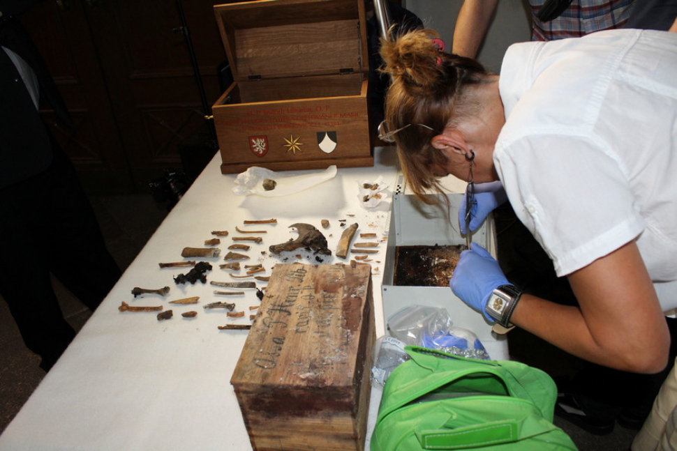 Archeologové vyzvedávali ostatky převora ze 13. století