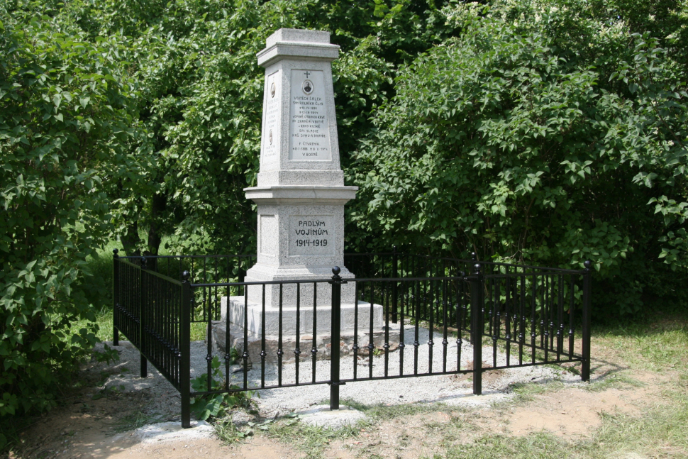 Pomník v Třebotovicích chrání plot