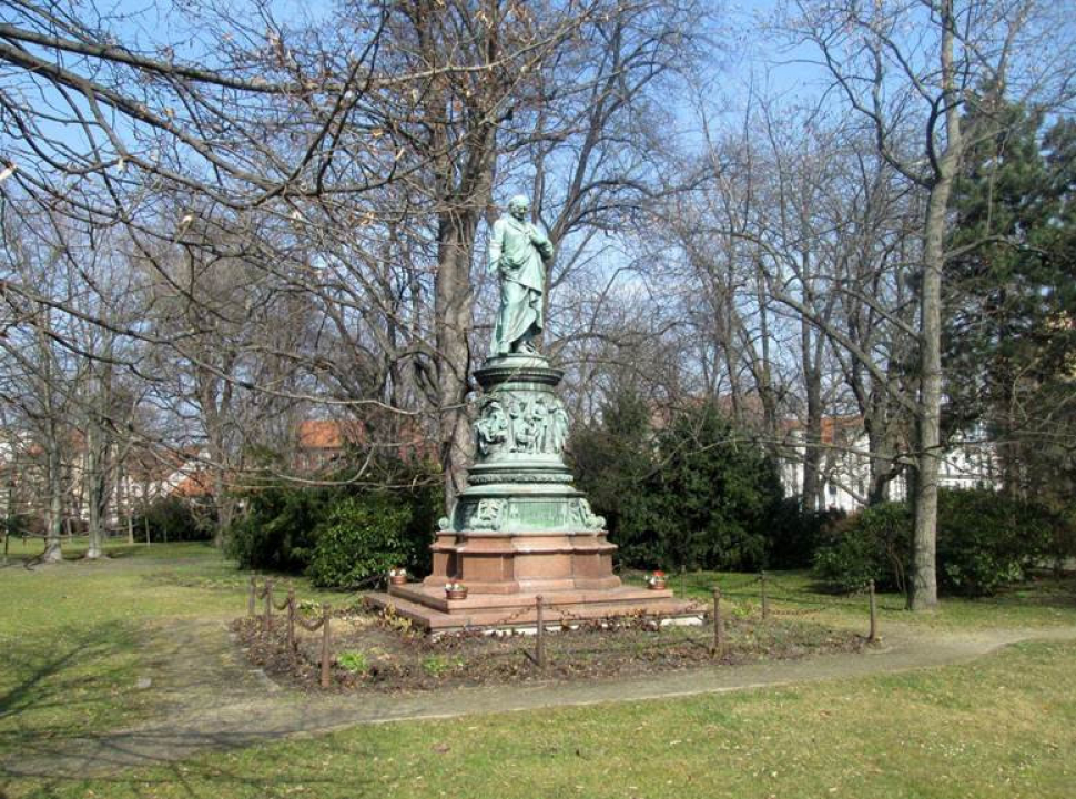 Pomník vltavského admirála září čistotou
