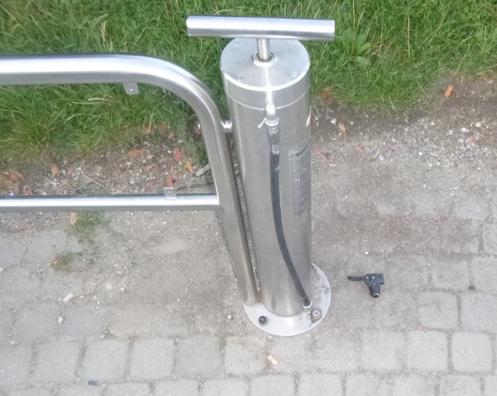 Poškození cyklo pumpy na Sokolském ostrově vandalovi neprošl