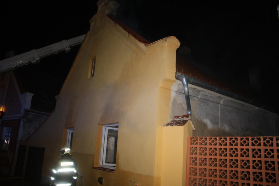 V Hluboké nad Vltavou hořela střecha