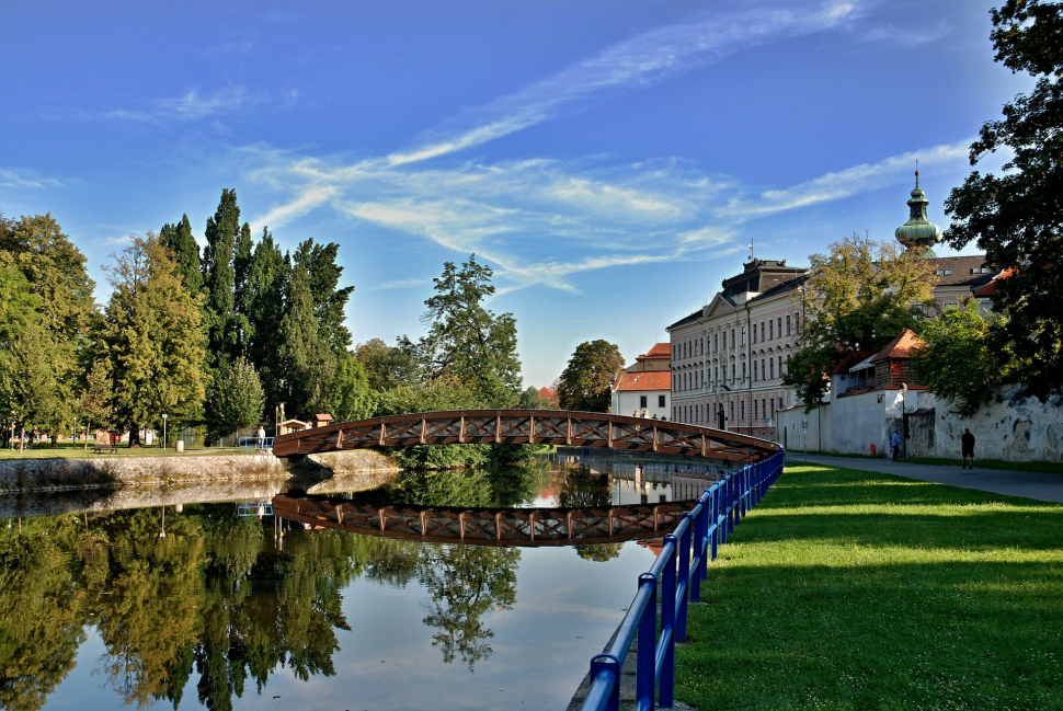 Lidé bez domova pomáhají uklízet Budějovice